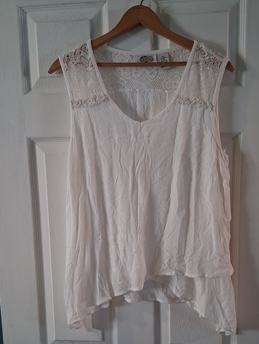 Lightweight White Lace-Trim Sleeveless Top